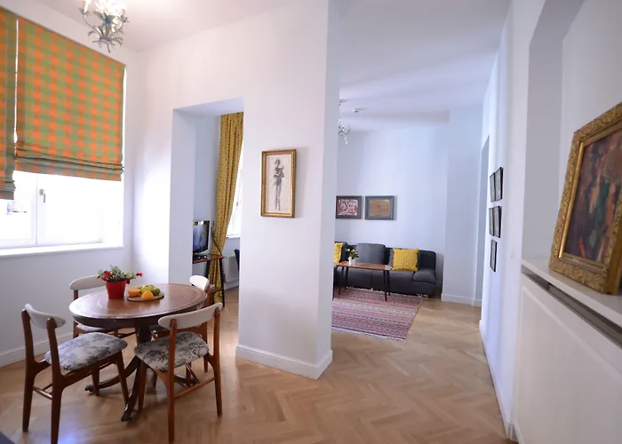 Crystal Old Town מלון דירות